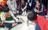 Học sinh Hà Nội thích thú thi gói bánh chưng, giã bánh dày, viết thư pháp